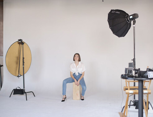 Γυναίκα σε φωτογραφικό στούντιο