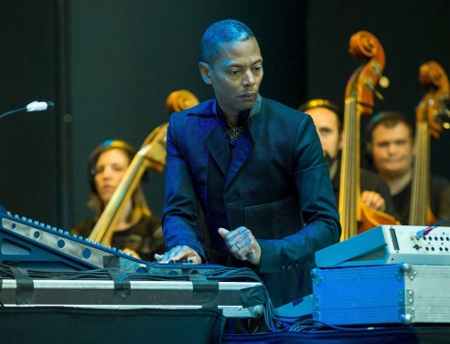 Ο Τζεφ Μιλς πρωταγωνιστεί στη νέα καμπάνια του Jil Sander - Πώς σχολιάζει τη συνεργασία ο πρωτοπόρος της techno του Ντιτρόιτ.