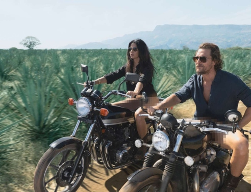 Ο Matthew McConaughey και η Camila Alves βγήκαν από τα ρούχα τους για τη νέα τους τεκίλα