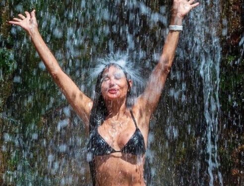 Η Ντέμι Μουρ ποζάρει με μικροσκοπικό μπικίνι στον ποταμό Κολοράντο