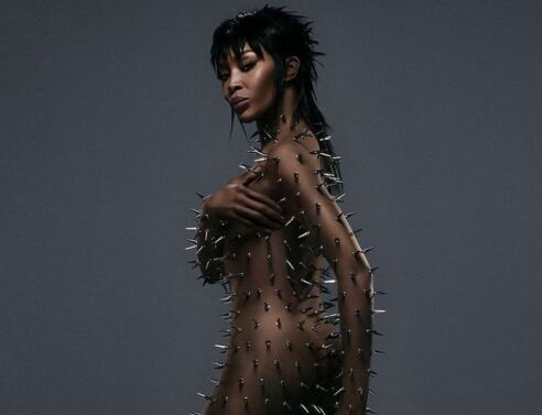 Ναόμι Κάμπελ: Η καμπάνια για τον Alexander Wang - Νέα μεταμόρφωση για το διάσημο μοντέλο - Ποζάρει γυμνή και καλυμμένη με καρφιά.