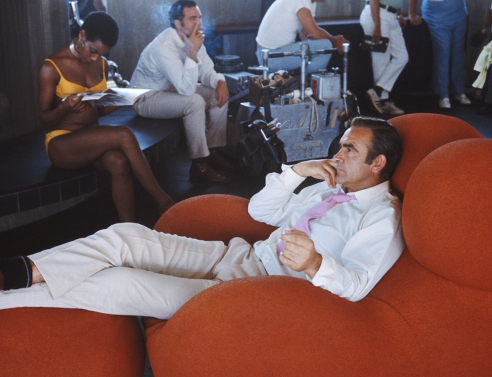 Ο Σον Κόνερι στα γυρίσματα της ταινίας «James Bond - Diamonds Are Forever» το 1971 καθισμένος σε μια πολυθρόνα UP-5 Donna © Anwar Hussein/Getty Images