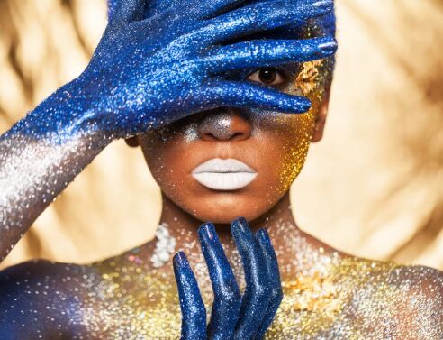 Glitter, το νέο κόλπο της Gen Ζ για να πιάνει και να τιμωρεί την απιστία 