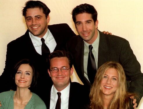 Τζένιφερ Άνιστον και Ντέιβιντ Σουίμερ αποχαιρετούν τον Μάθιου Πέρι