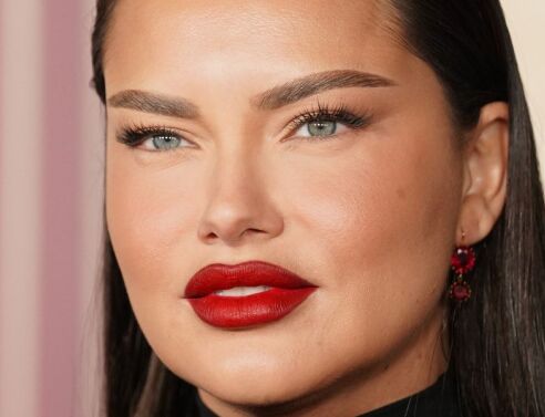 Αντριάνα Λίμα: Απαντά στις υπόνοιες για λίφτινγκ και τα σχόλια των social media ότι το πρόσωπό της ήταν πρησμένο και τα μάτια της τραβηγμένα.