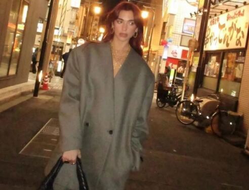 Η Dua Lipa ποζάρει με «no pants» στυλ στο Τόκιο