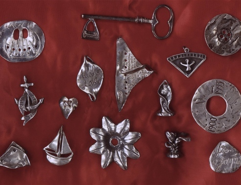 Τα γούρια του Μάριου Βουτσινά και τα κοσμήματα που κατασκευάζει εμπνευσμένα από μοτίβα κοστουμιών του Εθνικού Θεάτρου.  