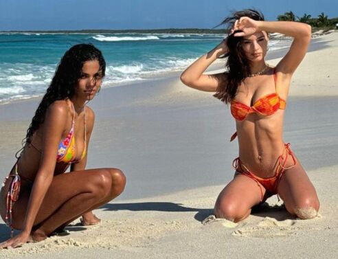 Έμιλι Ραταϊκόφσκι και Τίνα Κουνάκεϊ αγκαλιασμένες στην παραλία