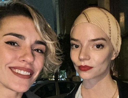 Κάτια Ταραμπάνκο: Ποζάρει με την Anya Taylor -Joy στην Αθήνα