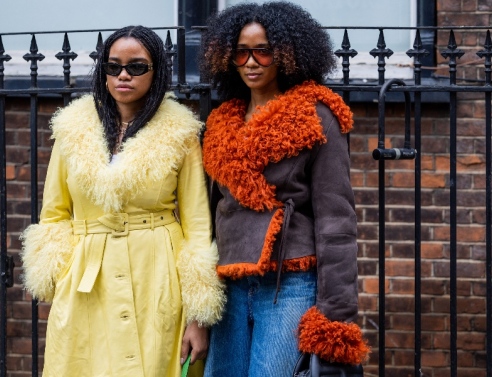 Παλτό με faux γούνα, το απόλυτο πανωφόρι για τις γιορτές