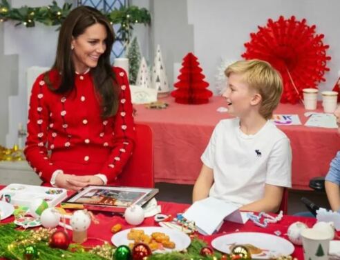 Η Κέιτ Μίντλετον εμφανίστηκε σε εκπομπή με άκρως χριστουγεννιάτικο outfit