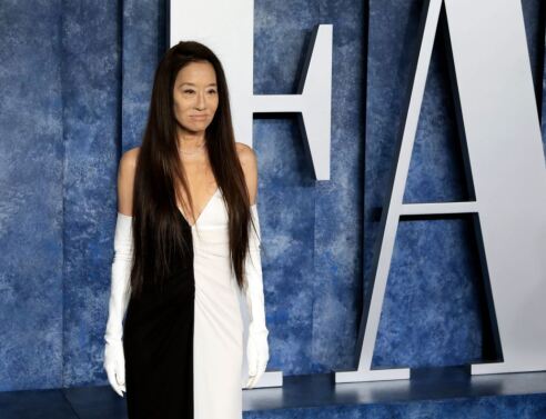 Η Βέρα Γουάνγκ ποζάρει με τις κόρες της με εντυπωσιακές δικές της δημιουργίες