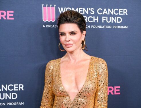 Λίσα Ρίνα: Αντιδράσεις και έπαινοι για την γυμνή selfie