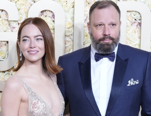 Emma Stone και Γιώργος Λάνθιμος. © EPA/ ALLISON DINNER