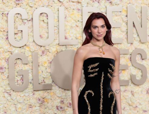 Η Dua Lipa ξεχώρισε με το skeleton dress της στις Χρυσές Σφαίρες