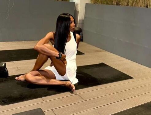 Οι viral yoga πόζες της Ναόμι Κάμπελ