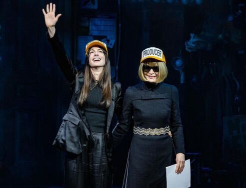 Άννα Γουίντουρ και Αν Χάθαγουεϊ: «Ο διάβολος φοράει Prada» στη σκηνή του Μπρόντγουεϊ - Η θεατρική συνάντηση που συγκίνησε το κοινό.
