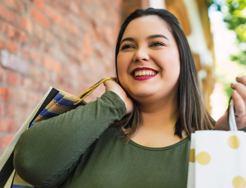 Αφιέρωμα Plus Size: Ρούχα για όλους, χωρίς διακρίσεις και απαγορευτικά