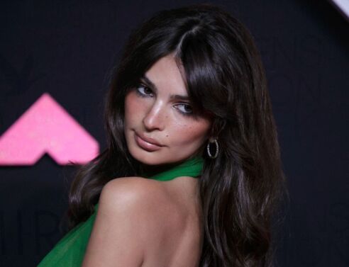 Έμιλι Ραταϊκόφσκι: Με μικροσκοπικό μπικίνι στην παραλία 