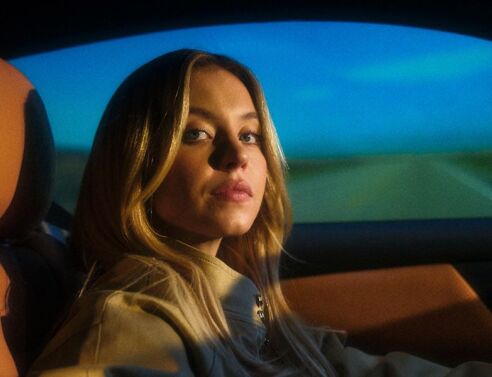 Σίντνι Σουίνι: Σχεδίασε το 2024 Ford Mustang GT με αφορμή την 60η επέτειο της αυτοκινητοβιομηχανίας - Η σχέση της Αμερικανίδας ηθοποιού με την οδήγηση.