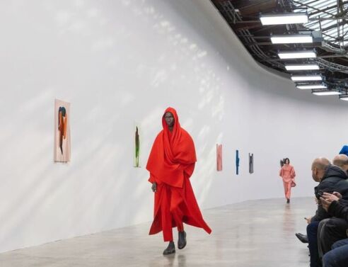 Σε «τέχνη που μπορεί να φοριέται» μετατρέπει τα σχέδια του Ronan Bouroullec ο οίκος Issey Miyake - Εικόνες της νέας κολεξιόν που παρουσιάστηκε στο Παρίσι.