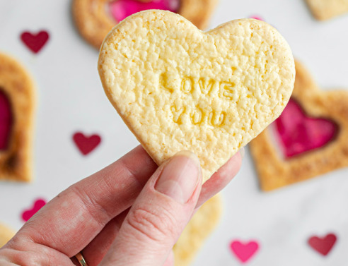 Τι απογίνονται όλες αυτές οι καρδούλες όταν περάσει η ρημάδα η γιορτή του Αγίου Βαλεντίνου;