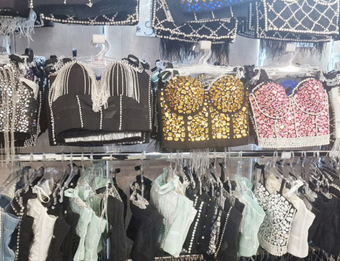 Μια βόλτα στην οδό Βορέου στο Σύνταγμα και στο μαγαζί με κάθε είδους εσώρουχα, ρόμπες & παντόφλες