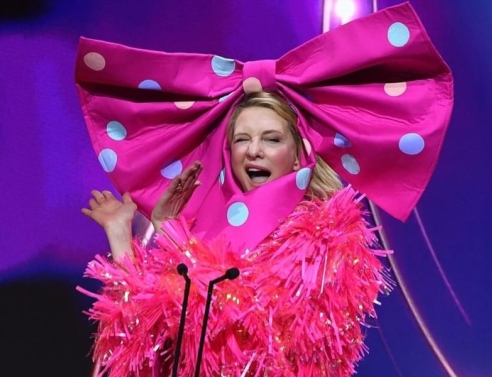 Κέιτ Μπλάνσετ: Ντυμένη Barbie στα βραβεία AACTA