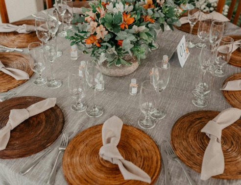 Πώς οργανώνεις με τον καλύτερο τρόπο ένα τραπέζι στο σπίτι για φίλους