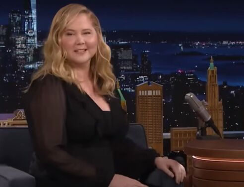 Έιμι Σούμερ: Η εμφάνιση στο «The Tonight Show» του Τζίμι Φάλον ανησύχησε τους θαυμαστές της - Τι απαντά για το «φουσκωμένο» πρόσωπό της