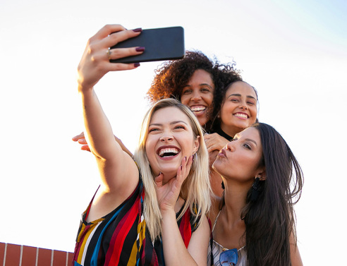 Γιατί οι Millennials δείχνουν νεότεροι από τους Gen Z;