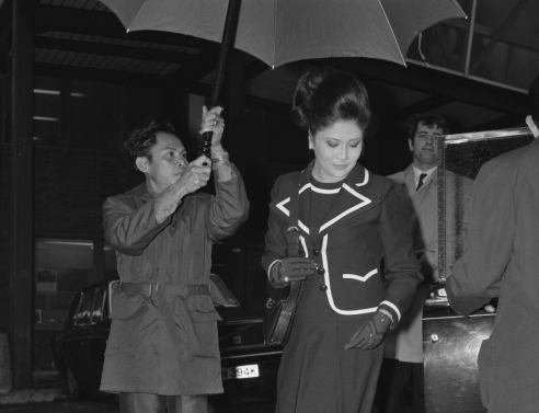 H Ιμέλντα Μάρκος την εποχή της νιότης της, στο αεροδρόμιο του Hearhrow στο Λονδίνο, Φεβρουάριος 1973 © Photo by Evening Standard/Hulton Archive/Getty Images