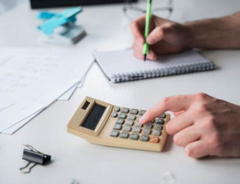 Μεσήλικες, φτωχοί και χρεωμένοι