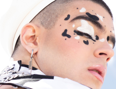 Dennys, ετών 19: Queer αγόρι μοντέλο ψάχνει δημοσιότητα