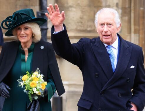 Η βασίλισσα Καμίλα επέλεξε ένα φόρεμα της σχεδιάστριας Anna Valentine σε σμαραγδί απόχρωση, ασορτί καπέλο Philip Treacy