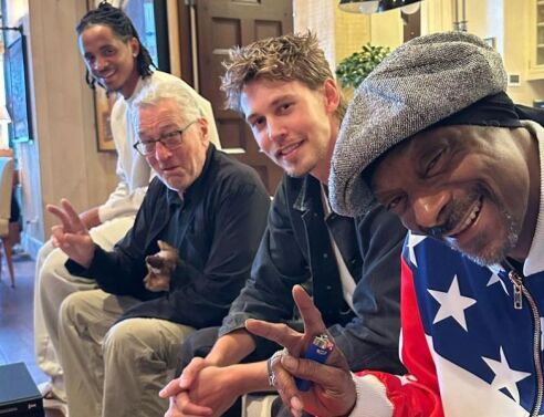 Οι Ρόμπερτ Ντε Νίρο, Όστιν Μπάτλερ και Snoop Dogg μαζί στο Μαλιμπού - Η παρέα των σταρ δείπνησε στην έπαυλη του ράπερ. 
