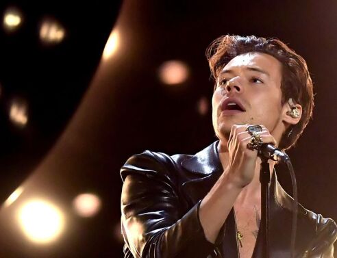 Θαυμάστρια - stalker του Χάρι Στάιλς φυλακίστηκε επειδή του έστειλε 8.000 κάρτες σε ένα μήνα - Της απαγορεύτηκε να τον δει να ερμηνεύει. 