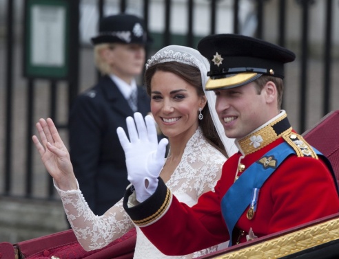 Ο πρίγκιπας Ουίλιαμ και η Κέιτ Μίντλετον στην άμαξα που τους μετέφερε μετά τον γάμο τους