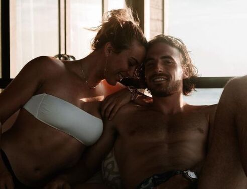 Χώρισαν ο Στέφανος Τσιτσιπάς και η Πάουλα Μπαντόσα, όπως ανακοίνωσε η Ισπανίδα τενίστρια με story που δημοσίευσε στο Instagram την Κυριακή του Πάσχα.