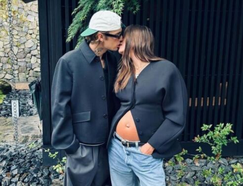 Τζάστιν Μπίμπερ: Το φιλί με την Χέιλι και η φουσκωμένη κοιλιά