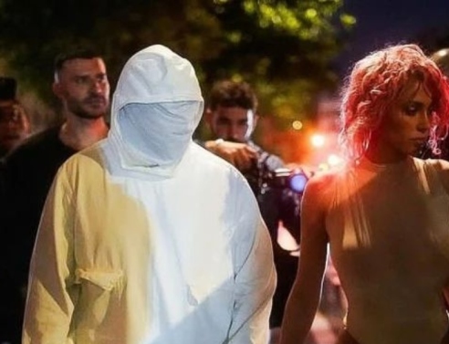 Μπιάνκα Σενσόρι: Κάλυψε τα στήθη της μόνο με τιράντες