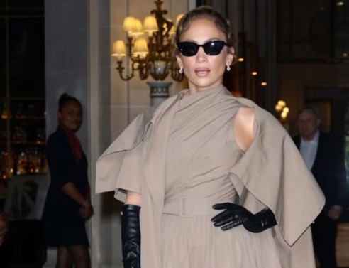 Τζένιφερ Λόπεζ: Στο Παρίσι για το σόου του Christian Dior