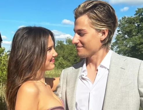 Η πρώτη γαμήλια φωτογραφία της Μίλι Μπόμπι Μπράουν 