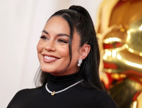 Βανέσα Χάτζενς: Έγινε μητέρα η γνωστή ηθοποιός - Εθεάθη να βγαίνει από το νοσοκομείο με τον σύζυγό της και το παιδί τους