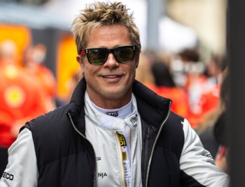 Μπραντ Πιτ: Με στολή πιλότου στο βρετανικό Γκραν Πρι - Είναι φανατικός οπαδός της Formula 1 - Θα υποδυθεί οδηγό στη νέα του ταινία. 