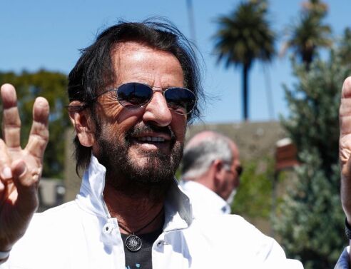 Ρίνγκο Σταρ: O πρώην Beatle γιόρτασε τα γενέθλιά του μαζί με φίλους και θαυμαστές στο Μπέβερλι Χιλς - Διοργάνωσε την ετήσια εκδήλωση «Ειρήνης και Αγάπης».