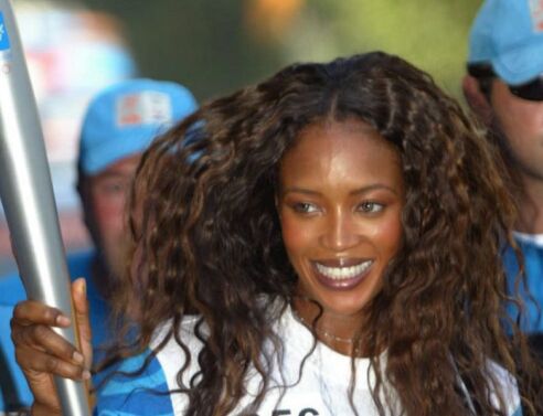 Ναόμι Κάμπελ: Αφιερωμένη στους Ολυμπιακούς Αγώνες του 2004 η νοσταλγική ανάρτησή της - Το διάσημο μοντέλο είχε συμμετάσχει στη λαμπαδηδρομία. 