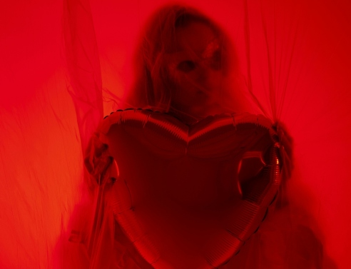 Self-date: Το ραντεβού με τον εαυτό μας - Η Ελένη Χελιώτη γράφει για τη μοναξιά και το άρθρο της Faith Hill.