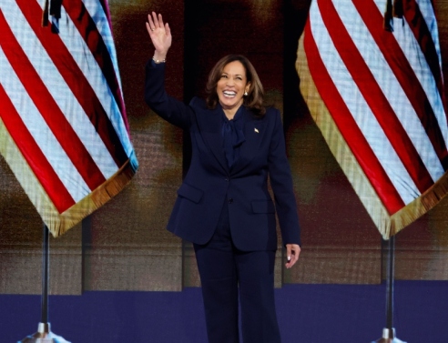 Η Καμάλα Χάρις με Chloé κοστούμι 