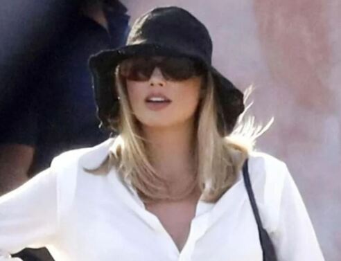 Η Μάργκοτ Ρόμπι ποζάρει με φουσκωμένη κοιλιά στην Σαρδηνία - Οι φωτογραφίες που έχουν δει το φως της δημοσιότητας